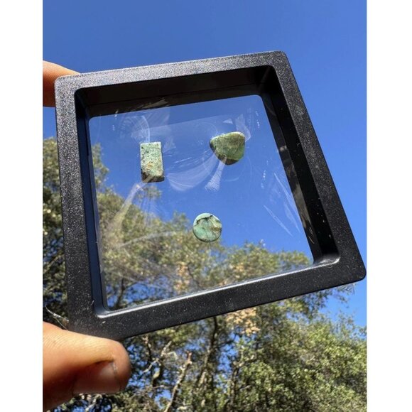 28.50cts Emerald Parcel - Custom Cut in display case - Picture 2 of 10